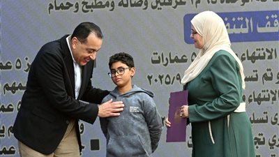 رئيس الوزراء يُسلم عددًا من عقود مستحقي الوحدات السكنية بمدينة الطود