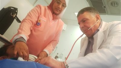 توقيع الكشف الطبي على 1700 مريض بقافلة طبية بالعاشر من رمضان بـ