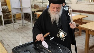 الأنبا ديمتريوس أسقف ملوي بالمنيا يدلي بصوته في جولة الإعادة بالانتخابات 