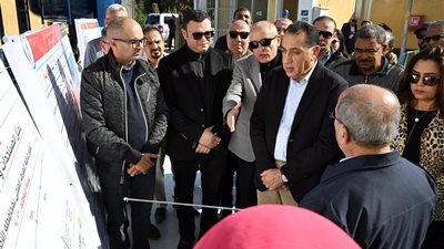 رئيس الوزراء يتفقد محطة رفع صرف صحي 