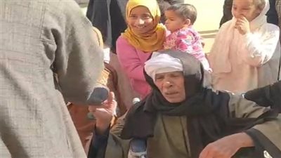 تزاحم شديد من النساء وكبار السن على اللجان الانتخابية بالفيوم 