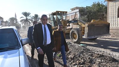 بالصور.. محافظ الغربية يدفع بمعدات وفرق لرفع مخلفات المقابر الجديدة بالمحلة