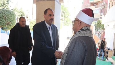 محافظ سوهاج يؤدي صلاة الجمعة بمسجد الشرطة ويلتقي المواطنين عقب الصلاة