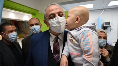 بالصور.. محافظ الغربية يوزع الهدايا على أطفال أورام طنطا ويستمع لمطالب أسرهم