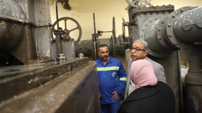 جولة تفقدية لرئيس شركة الصرف الصحي بالإسكندرية بمحطة رفع سبورتنج