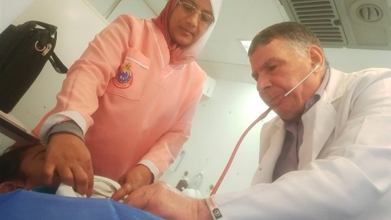 الكشف على أحد المرضى