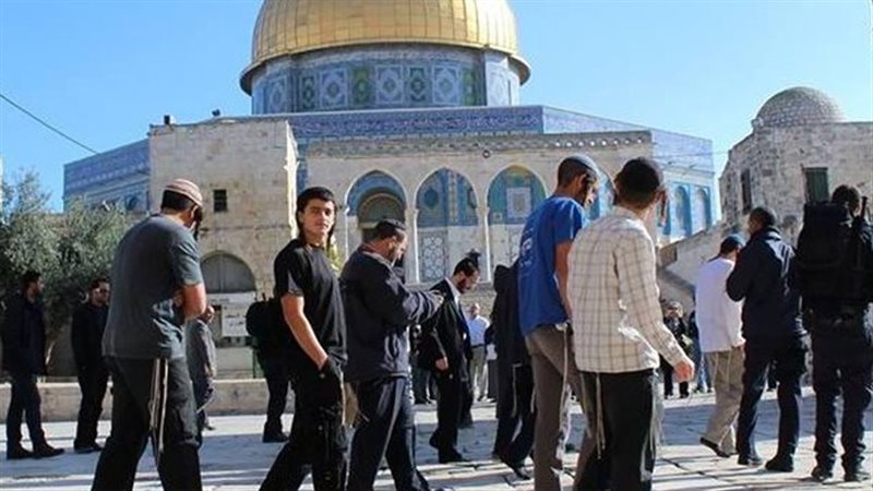 مئات المستوطنين يقتحمون