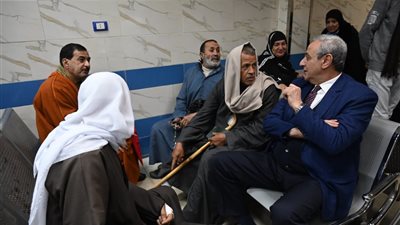 محافظ الغربية يستمع لشكاوى المرضى في أحمد عرابي للتأمين بكفر الزيات
