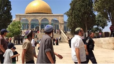 عشرات المستوطنين يقتحمون المسجد الأقصى بحماية قوات الاحتلال الإسرائيلي