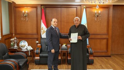 تسليم 1547 عقد تقنين أراضي أملاك دولة للمستفيدين بكفر الشيخ