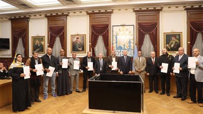 محافظ القاهرة يشهد تسليم 40 عقد تقنين لمصانع وورش شق الثعبان