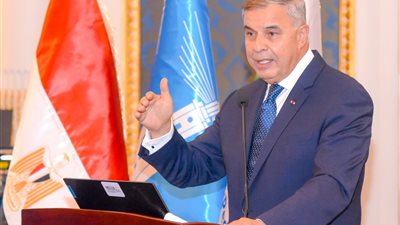 محافظ الإسكندرية يوجه بتقليص عرض الأرصفة وإزالة عدد ١٢ محلًا مخالفًا