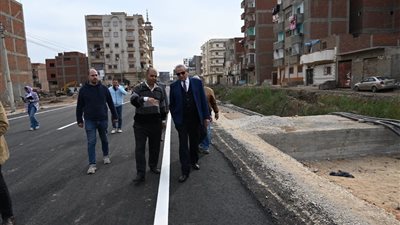 محافظ الغربية يعاين رصف محور النعناعية وتطوير الكورنيش بكفر الزيات