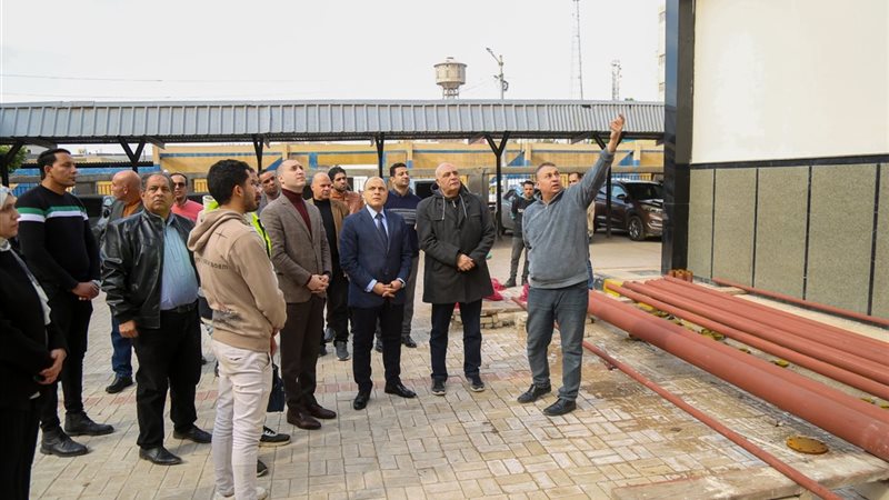 المهندس شريف هيكل يشرح للمحافظ 