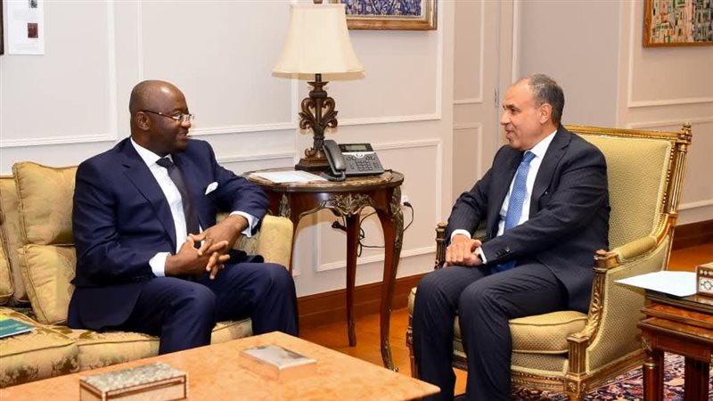 عبدالعاطي ورئيس البنك