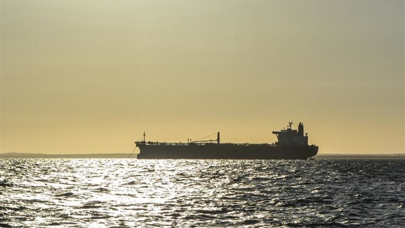 ناقلة نفط في بحيرة