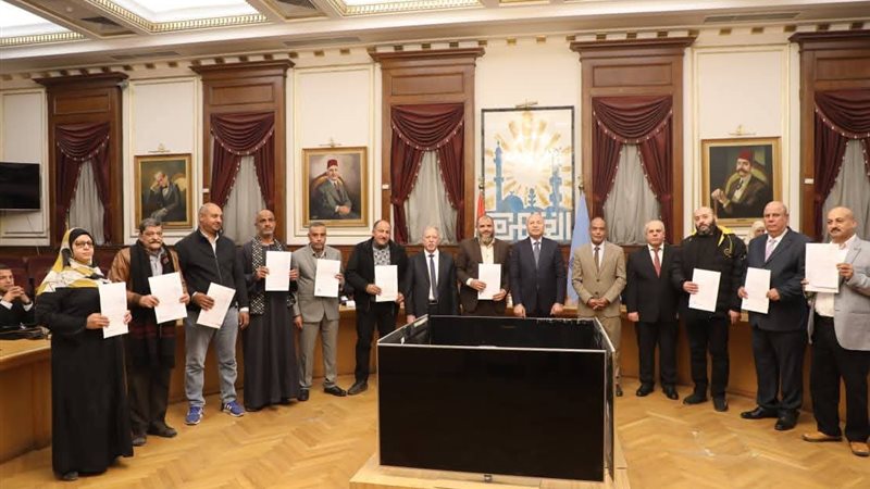 محافظ القاهرة يسلم