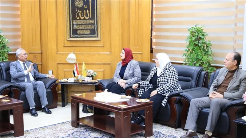 رئيس الجامعة خلال