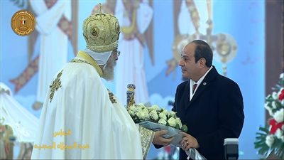 الرئيس السيسي يهدي البابا تواضروس 