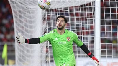 عرض سعودي على الطاولة.. شوبير يكشف حقيقة مفاوضات إعارة حارس الأهلي