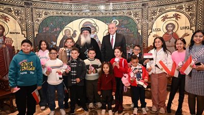 محافظ الغربية يزور كنائس طنطا ويوزع الهدايا على الأطفال
