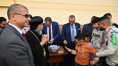محافظ جنوب سيناء يزور كاتدرائية السمائيين ويوزع العيديات على الأطفال