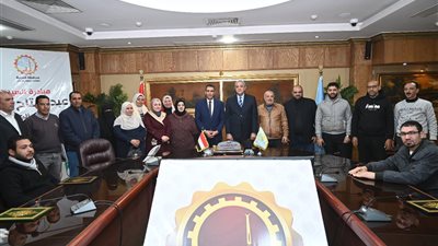 محافظ الغربية يسلم 35 عقد عمل في القطاع الخاص