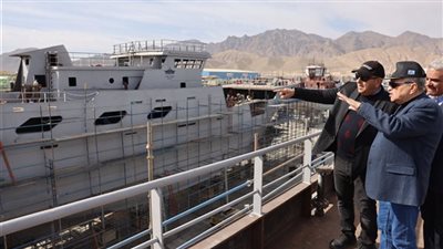 جولة لرئيس هيئة قناة السويس لمتابعة تصنيع القاطرات واليخوت السياحية