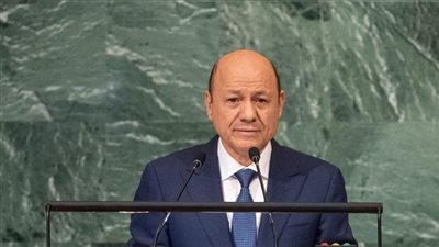 العليمي يعيد ترتيب القيادات العسكرية بقرارات إقالة وتعيين جديدة