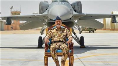 مرتديًا الزي العسكري.. سلطان عمان يزور قاعدة جوية شمالي البلاد