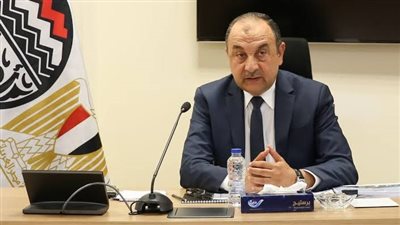 وزير قطاع الأعمال يهنئ البابا تواضروس الثاني والأقباط بعيد الميلاد المجيد