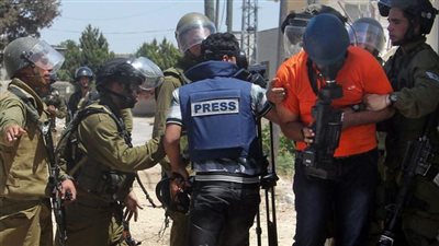 الاحتلال الإسرائيلي يحتجز عددا من الصحفيين في قرية الشباب