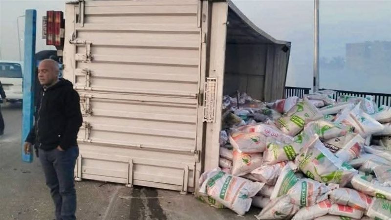 انقلاب سيارة محملة