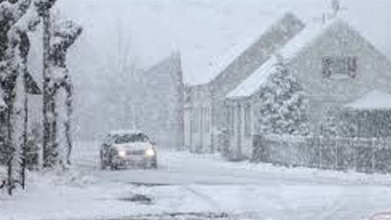 ثلوج كثيفة تغلق جسراً