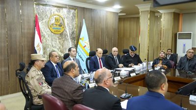 مناقشة تنفيذ مشروعات الخطة الاستثمارية للعام المالي 2025-2026 بكفر الشيخ