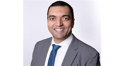 أيمن عاشور يهنئ “محمد الألفي” لانتخابه رئيسًا للكلية الملكية لجراحي العيون