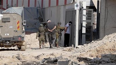 الاحتلال الإسرائيلي يحتجز العشرات ويدهم منازل في الخليل