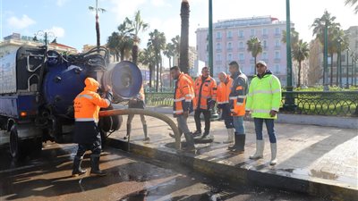 جولة تفقدية لرئيس شركة الصرف الصحي بالإسكندرية أثناء الأمطار