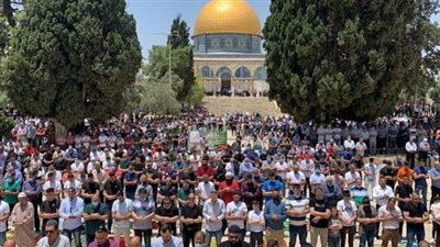 الآلاف يؤدون صلاة الجمعة في المسجد الأقصى