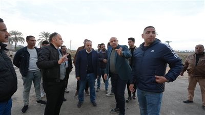 محافظ أسيوط يتفقد أعمال التطوير والرصف بحي غرب ويوجه بفتح محاور مرورية جديدة