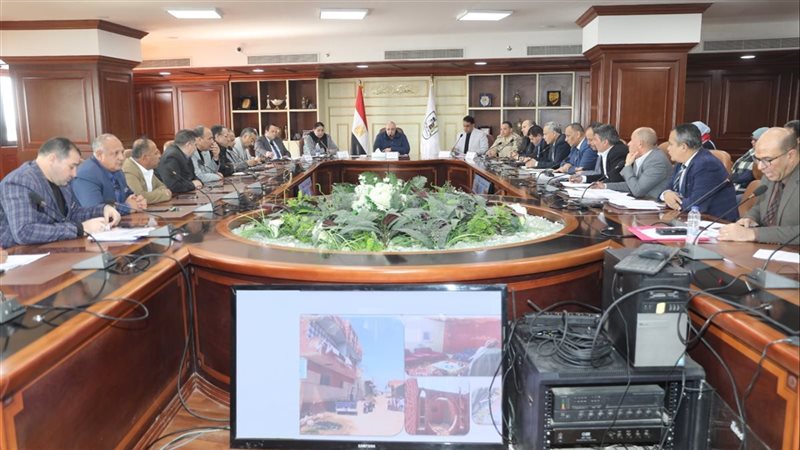 اجتماع محافظ بنى