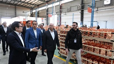 رئيس الوزراء يفتتح مصنع 