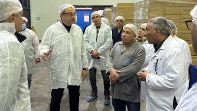 وزير قطاع الأعمال يتفقد مصانع مصر للمستحضرات الطبية في القليوبية