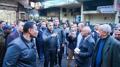 محافظ الإسكندرية يجري جولة ميدانية بسوق الحضرة وشارع الجواهر 