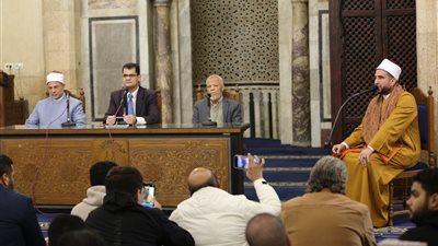 الأزهر يناقش إعجاز القرآن في العسل ويبرز دروس الانضباط من مجتمع النحل