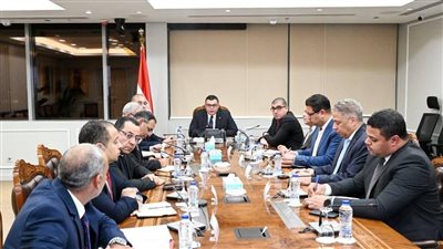 وزير الإسكان يتابع موقف المشروعات والصيانة ورفع الكفاءة بمدينة الشروق