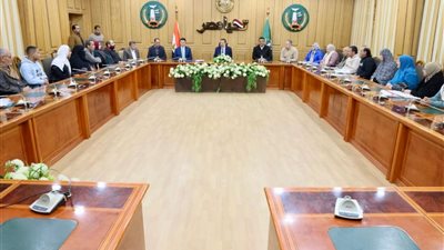 محافظ المنوفية يلتقى 20 حالة إنسانية.. ويستجيب لمريض بـ