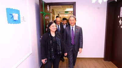 وفد من أعضاء مجلس المستشارين الياباني يتفقد مركز استقبال أبناء العاملين 