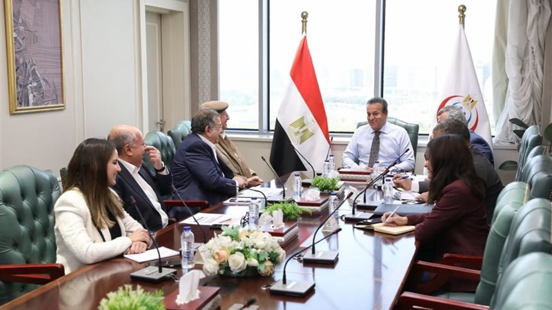 اجتماع وزير الصحة
