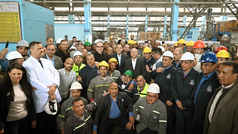مدبولى يتفقد خط الإنتاج